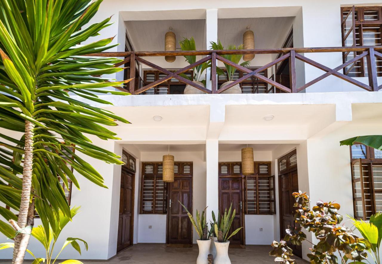 Kima Serviced Beach House & Suites Bwejuu Exterior photo